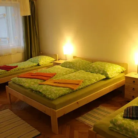 Revfalu Apartman *
