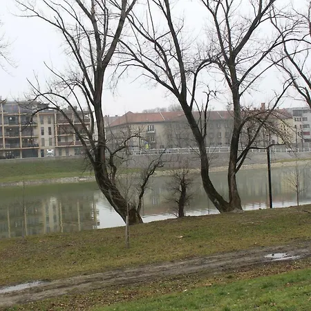 Revfalu Apartman *