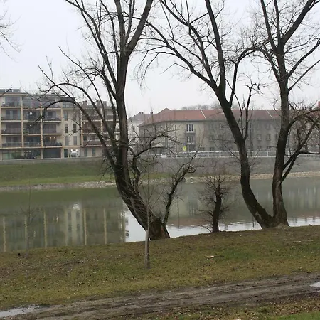 Revfalu Apartman *
